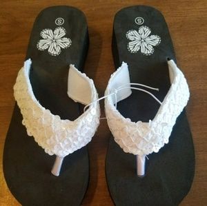 🚫SOLD🚫SOLD 🚫Woman's black with white sandals